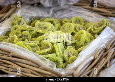 Getrocknete Kiwischeiben auf einem Markt in Frankreich Stockfoto