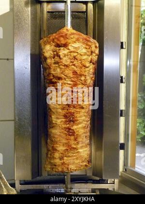 Dönerladen mit gegrilltem Lammfleisch am Spieß Stockfoto