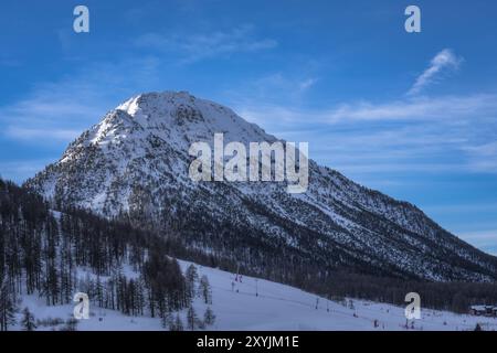Sonnenaufgang, Blick auf den Berggipfel in der Nähe des Skidorfes Montgenevre an der Grenze zwischen Frankreich und Italien in den Kottischen Alpen, Frankreich. Wintersport Stockfoto