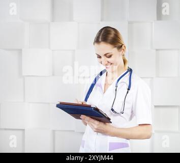 Ärztin mit Tablet-PC arbeiten Stockfoto