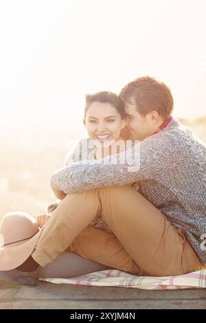 Junger Mann und Frau in Liebe im Freien auf dem Dach Liebe und Beziehungen Konzept Stockfoto