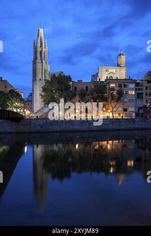 Die Skyline der Altstadt von Girona in der Abenddämmerung mit der Basilika Sant Feliu, historischen Häusern und der Kathedrale am Fluss Onyar, Katalonien, Spanien, Europa Stockfoto