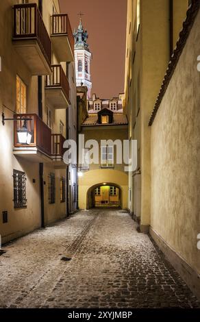 Straße im Winter Nacht in der Altstadt von Warschau in Polen Stockfoto