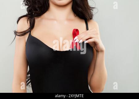 Schöne Frau mit Burgund Red Ribbon für März Multiple Myelomkrebs und Dezember Welt-AIDS-Tag-Bewusstsein Monat. Gesundheitswesen und Weltkrebs da Stockfoto