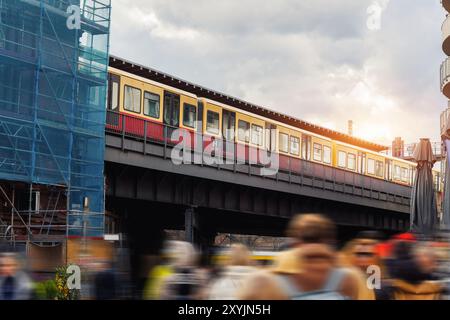 Szenischer Abendblick S-bahn-Brücke im zentralen Bezirk Berlin Mitte am Hackeschen Markt bei Sonnenuntergang. Städtischer europäischer Nahverkehr Stockfoto