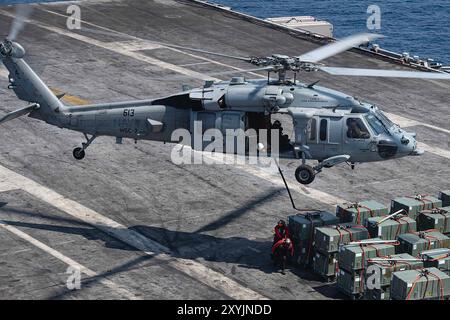 240827-N-FM895-3122 ATLANTISCHER OZEAN (27. August 2024) Seeleute transportieren Munition an einen MH-60S Seahawk, der US Navy Helicopter Sea Combat Squadron o Stockfoto