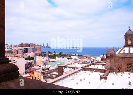 Gran Canaria, Spanien, Kanarische Inseln. Blick auf die Stadt Las Palmas mit einem Teil der Kathedrale Santa Ana, auf den Hafen und das Meer vom Glockenturm Stockfoto