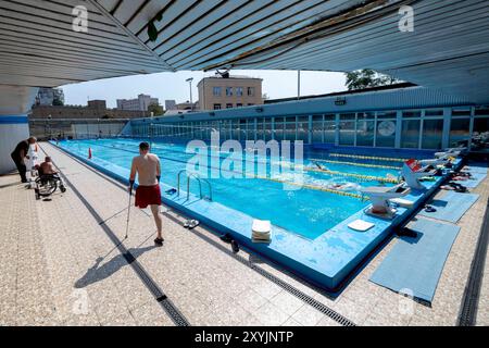 Soldat, der sein Bein verlor, indem er mit Krücken auf 1000 Metern schwimmende Wettkämpfe von einem Team Forces mit ukrainischen Soldaten, die an der Front verletzt wurden, verlor. Viele der Soldaten verloren im Kampf Gliedmaßen, während andere einen Teil ihres Körpers gelähmt hatten. Schwimmen hilft ihnen bei den Erholungsprozessen. *** Soldat, der sein Bein verlor, als er mit Krücken auf 1000 Metern vorbeiging Schwimm-Wettkampf durch eine Mannschaft mit ukrainischen Soldaten, die an der Front verletzt wurden viele der Soldaten verloren Gliedmaßen im Kampf, während andere einen Teil ihres Körpers haben gelähmt Schwimmen hilft ihnen dabei Stockfoto