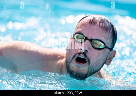 Schwimmender Soldat auf 1000 Metern Schwimmwettbewerb von einer Mannschaft mit ukrainischen Soldaten, die an der Front verletzt wurden. Viele der Soldaten verloren im Kampf Gliedmaßen, während andere einen Teil ihres Körpers gelähmt hatten. Schwimmen hilft ihnen bei den Erholungsprozessen. Kiew Oblast *** schwimmender Soldat auf 1000 Metern Schwimmwettbewerb von einem Team Truppen mit ukrainischen Soldaten, die an der Front verletzt wurden viele der Soldaten verloren Gliedmaßen im Kampf, während andere einen Teil ihres Körpers haben gelähmt Schwimmen hilft ihnen bei der Wiederherstellung der Oblast Kiew Stockfoto