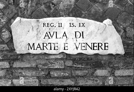 Ruinen von Ostia Antica: AULA DI MARTE E VENERE PLATTE. Stockfoto