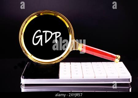 BIP, Symbol für gute Vertriebspraxis. Wirtschaft und BIP, Konzept der guten Vertriebspraxis. BIP durch eine Lupe auf schwarzem Hintergrund Stockfoto