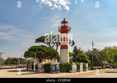 Der alte Rote Leuchtturm Phare Rouge am Hafen in La Rochelle, Frankreich, Europa | der alte rote Leuchtturm Phare Rouge am Hafen in La Rochelle, F Stockfoto