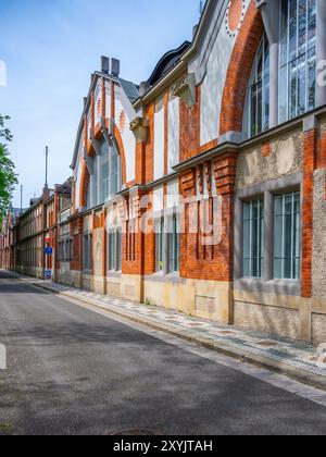 Dieses beeindruckende Jugendstilgebäude des Wasserkraftwerks Hucak in Hradec Kralove zeigt einzigartige architektonische Designelemente vor einem klaren Himmel, die die reiche Industriegeschichte der Region widerspiegeln. Stockfoto