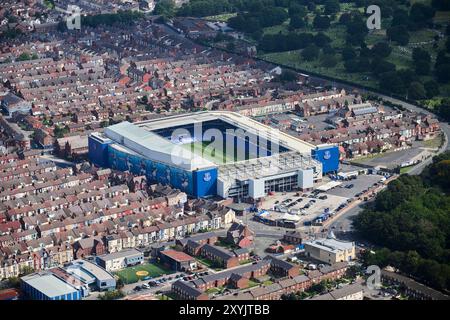 Eine Drohnenaufnahme von Goodison Park, dem Heimstadion des Everton Football Club, mit umliegenden Terrassenhäusern in Liverpool, Merseyside, Nordwesten Englands, Großbritannien Stockfoto