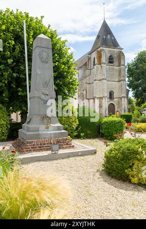 Die Kirche Saint-Martin in Molliens-Dreuil mit einem Kriegsdenkmal im Vordergrund. Stockfoto