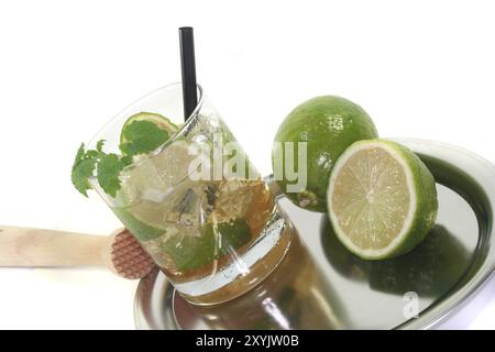 Mojito auf einem Tablett mit frischen Limetten und Zitronenmelisse Stockfoto