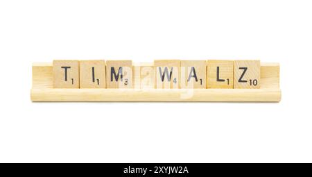 Miami, Florida 8-28-24 TIM WALZ aus quadratischen Holzfliesen, englische Buchstaben mit auf einem Holzständerhalter. Konzept der Präsidentschaftswahlen 2024. Stockfoto