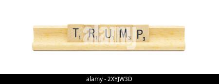 Miami, Florida 8-28-24 TRUMP gemacht mit quadratischen Holzfliesen englische Buchstaben mit auf einem Holzständerhalter. Konzept der Präsidentschaftswahlen 2024. iso Stockfoto