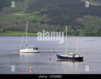 Boote auf Loch Leven Stockfoto