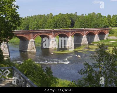 Backsteinbrücke über den Venta-Fluss in Kuldiga, Lettland, Europa Stockfoto