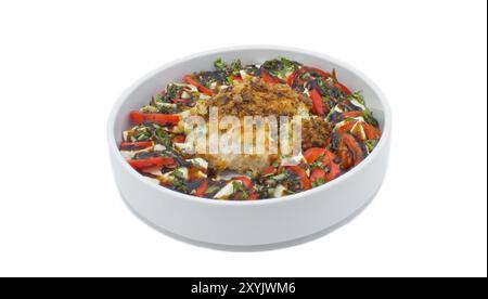 Knuspriger Spinat und Artischocken gefüllte, zarte und zerstampfte Hühnchen Rollatini, gerollt in frittierten Zwiebeln. Serviert in der Mitte eines Tomatenrings Stockfoto