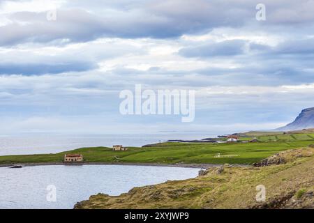 Verlassene und verlassene Bauernhäuser an der Küste Islands Stockfoto