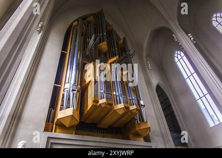 REYKJAVIK, ISLAND, 6. JULI: Innenansicht der Pfeifenorgel und architektonische Gestaltung der Hallgrimskirkja Kirche, Blick auf den Turm am 0. Juli Stockfoto