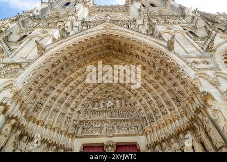 Tympanon des zentralen Westportals mit gotischen Skulpturen von Christus in Majestät, die über den Tag des Gerichts, der Kathedrale von Amiens, präsidiert Stockfoto