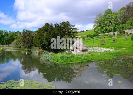 Blick auf den See, den schwimmenden Schwan und das strohgedeckte Dach-Entenhaus im Herkules-Garten, der 9 Hektar große ummauerte Garten am Blair Atholl Castle ist Stockfoto