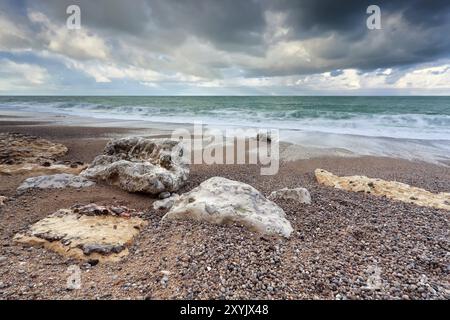 Stürmischer, bewölkter Himmel über dem Strand im Ozean, Normandie, Frankreich, Europa Stockfoto