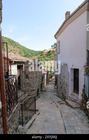 Eine Straße in Sasso di Castalda, einem Dorf in Basilicata, Italien. Stockfoto