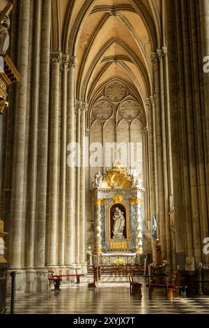 Statue von St. Joseph, 1833 Altaraufsatz von Jean-Baptiste Dupuis. Kathedrale Von Amiens Stockfoto