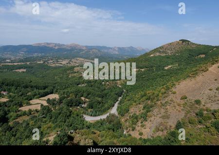 Die Landschaft um Sasso di Castalda, eine kleine Stadt in Basilicata, Italien. Stockfoto