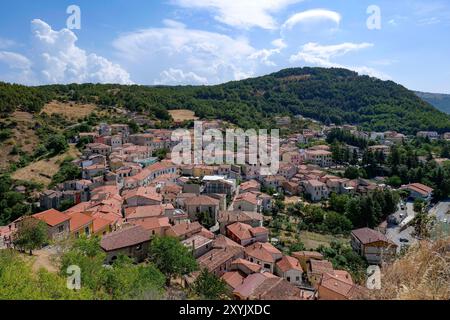 Die Landschaft um Sasso di Castalda, eine kleine Stadt in Basilicata, Italien. Stockfoto