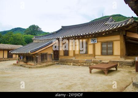 Goseong County, Südkorea - 28. Juli 2024: Blick auf den Innenhof eines traditionellen hanok Hauses in Wanggok Village, mit einzigartiger Architektur Stockfoto