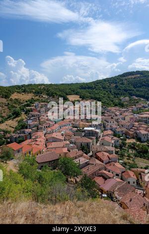 Die Landschaft um Sasso di Castalda, eine kleine Stadt in Basilicata, Italien. Stockfoto