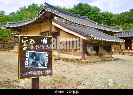 Goseong County, Südkorea - 28. Juli 2024: Ein Schild, das den Drehort des Films „Dongju“ im Dorf Wanggok Hanok markiert Stockfoto