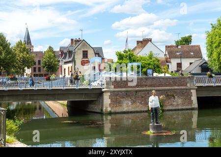 Der Mann auf seiner Boje (L’Homme sur sa bouée) des deutschen Künstlers Stephan Balkenhol in der Mitte der Somme in Amiens Somme, Frankreich Stockfoto