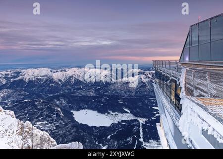 Blick auf den gefrorenen Eibsee vom Gipfel der Zugspitze bei Tagesanbruch Stockfoto