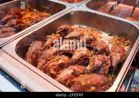 Kaninchenfleisch ist eine Delikatesse in der Provinz Sichuan in China. Hier wird gegrillter Kaninchenkopf zum Verkauf in einem Imbissstand vorgestellt Stockfoto