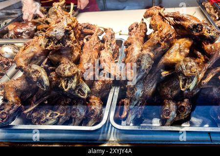 Kaninchenfleisch ist eine Delikatesse in der Provinz Sichuan in China. Hier wird gebratener Kaninchenkopf zum Verkauf in einem Imbissstand vorgestellt Stockfoto