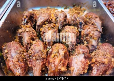 Kaninchenfleisch ist eine Delikatesse in der Provinz Sichuan in China. Hier wird gegrillter Kaninchenkopf zum Verkauf in einem Imbissstand vorgestellt Stockfoto