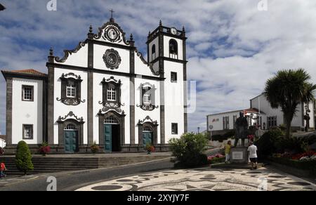 Kirche und Stadtplatz von Nordeste auf der Insel Sao Miguel, Azoren, Portugal, Europa Stockfoto