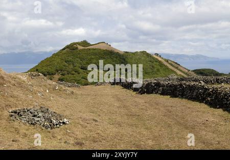 Parasit-Krater und Felder in der Eastern Highlands, Insel Pico, Azoren, Portugal (mit S. Jorge Insel im Hintergrund) Stockfoto