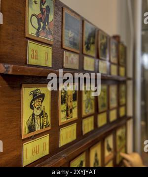 Hoorn, Niederlande, März 2022. Altmodische Lesetafel der niederländischen Sprache aus den 1950er Jahren Stockfoto