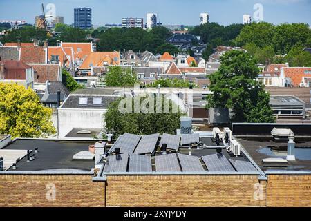 Solarpaneele auf einem Flachdach im Stadtzentrum von Utrecht, Niederlande Stockfoto