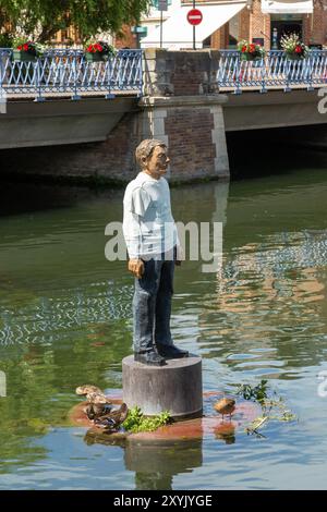 Der Mann auf seiner Boje (L’Homme sur sa bouée) des deutschen Künstlers Stephan Balkenhol in der Mitte der Somme in Amiens Somme, Frankreich Stockfoto