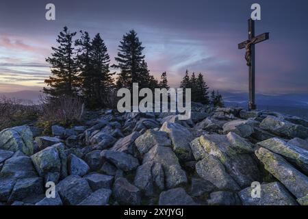 Gipfelkreuz auf der Lusen (1373 m), Sonnenaufgang, Nationalpark Bayerischer Wald, Bayern, Deutschland, Europa Stockfoto