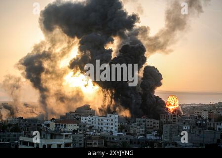 Khan Yunis, Gazastreifen, palästinensische Gebiete. 12. Mai 2021. In Khan Yunis im südlichen Gazastreifen kommt es infolge israelischer Luftangriffe zu massiven Explosionen, begleitet von Rauch und Flammen. Israel hat die palästinensische Enklave am Mittwoch an einem dritten Tag in Folge bombardiert, während weiterhin Raketen aus dem Gazastreifen auf Israel abgefeuert werden, was eine Eskalation der Gewalt zwischen den beiden Seiten zur Folge hat Stockfoto