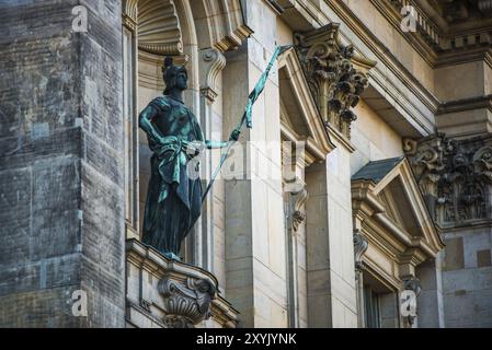 Bronzestatue an der Fassade des Berliner Doms Stockfoto